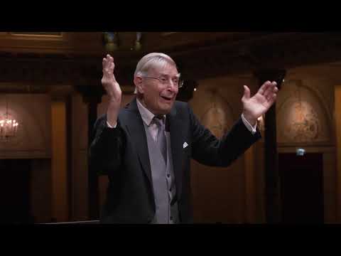 Final chords of Bruckner's Symphony No. 4 by the Vienna Philharmonic and Herbert Blomstedt