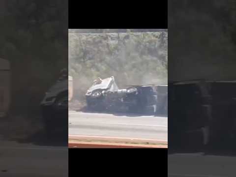 Motorista registra momento em que caminhão tomba na Fernão Dias