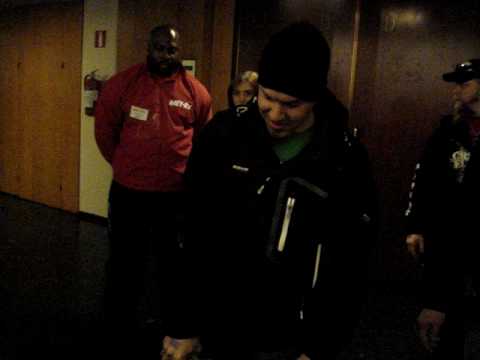 Huippu kädenvääntäjä timo mikkola möykyn kimpussa kulttuuritalolla 18.4.09 helsingissä