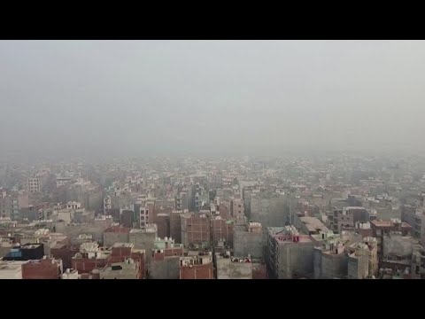 無人機拍攝的畫面顯示了德里的排燈節煙霧。 (Drone footage shows Delhi's Diwali smog)