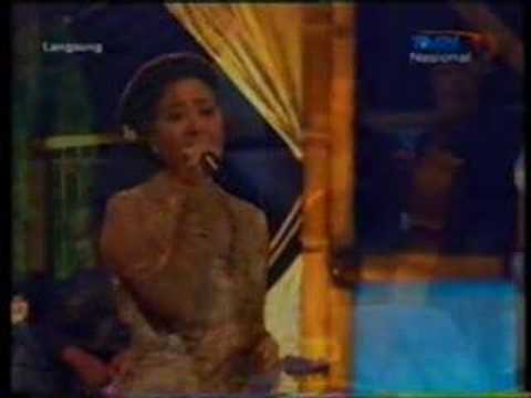 Lirik lagu Sundari Soekotjo dan video karaoke Kumpulan 