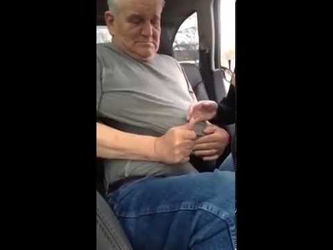 Mann sitzt im Auto fest