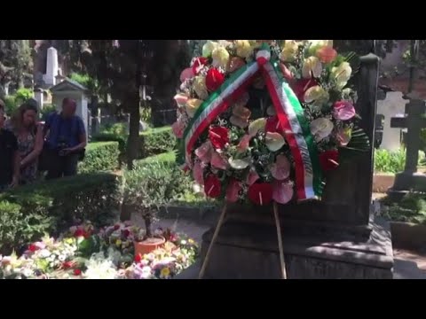 L'omaggio di vip e fan sulla tomba Camilleri: era un umanista