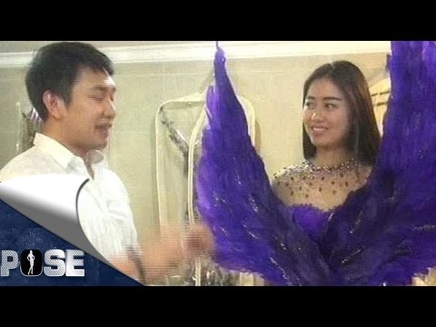 Gaun Unik Selfi Nafilah di HUT MNCTV - Pose (19/10)