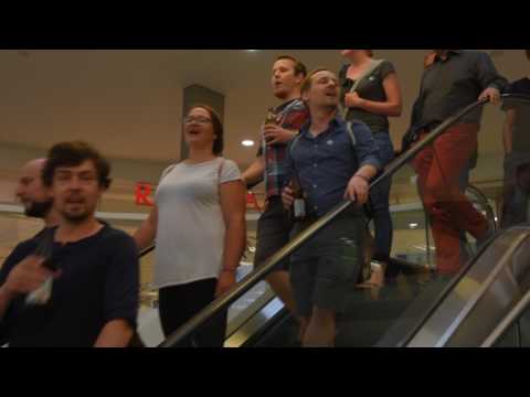 Kneipenchor auf Neustadttour 2017 - flashmob im Simmel