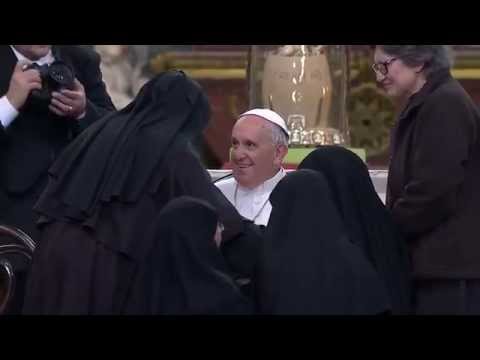 Il Papa a Napoli, suore di clausura tutte addosso  ! Sepe : we we dopo we !  Papa Napoli Pompei 2015