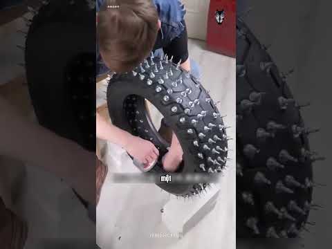 Ai cũng tưởng anh ta đang phá hoại chiếc lốp mới!