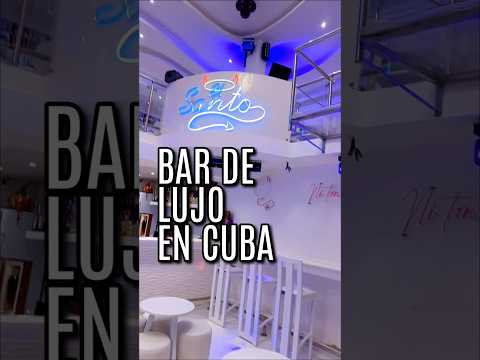 Cubana muestra bar de lujo en Ciego de Avila, Cuba.