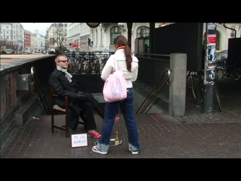 Krøller i sovsen: Jonatan Spang deler penge ud