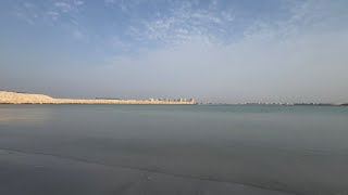 Download lagu Laut yang menenangkan dan ombak yang lembut di pantai dengan pemandangan pesisir yang indah. mp3 Download lagu Laut yang menenangkan dan ombak yang lembut di pantai dengan pemandangan pesisir yang indah. mp3