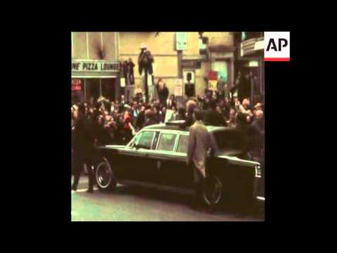 SYND 24-10-72 PRESIDENT NIXON AND HIS WIFE CAMPAIGNING