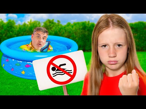 Nastyas Vater zeigt den Kindern die Regeln der Poolsicherheit