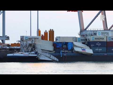 Veertig containers vallen in het water bij Maasvlakte - Video: MediaTV en Clinton Put