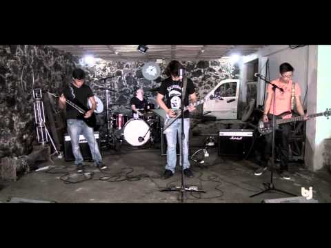 EL GARAGE PRESENTA A "SKUMBAK"