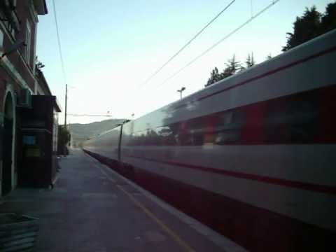 (ferrovia Roma-Ancona)ES 9332 in transito a Gualdo Tadino