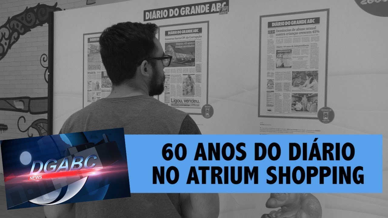 Equipe confere exposição de 60 anos do Diário no Atrium Shopping