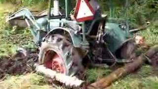 preview picture of video 'Simon har fastnat med traktorn'