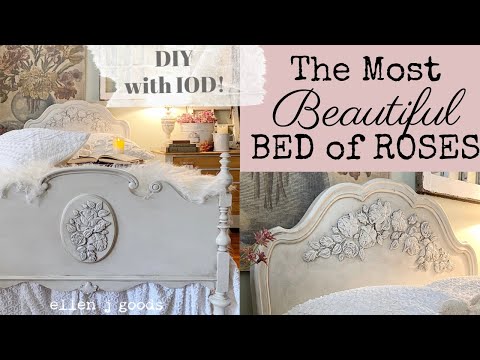 Alte Rosenformen aus luftgetrocknetem Ton schmücken ein Vintage Bett