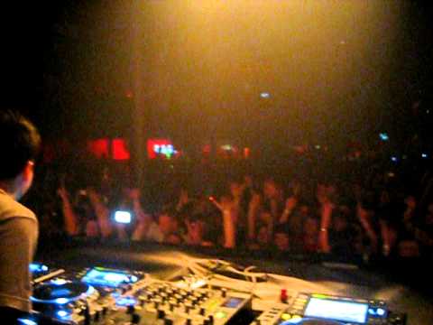 Laidback Luke playing Blau-apella and My GOD