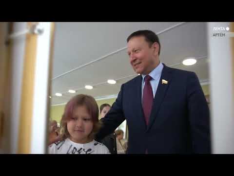 Картины юных художников из Артёма переданы в музей после благотворительного аукциона