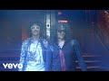 Videoklip LMFAO - Champagne Showers ft. Natalia Kills  s textom piesne