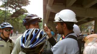 preview picture of video 'Cuerpo medico voluntario auxilia a efectivo de la policía de Sucre.'