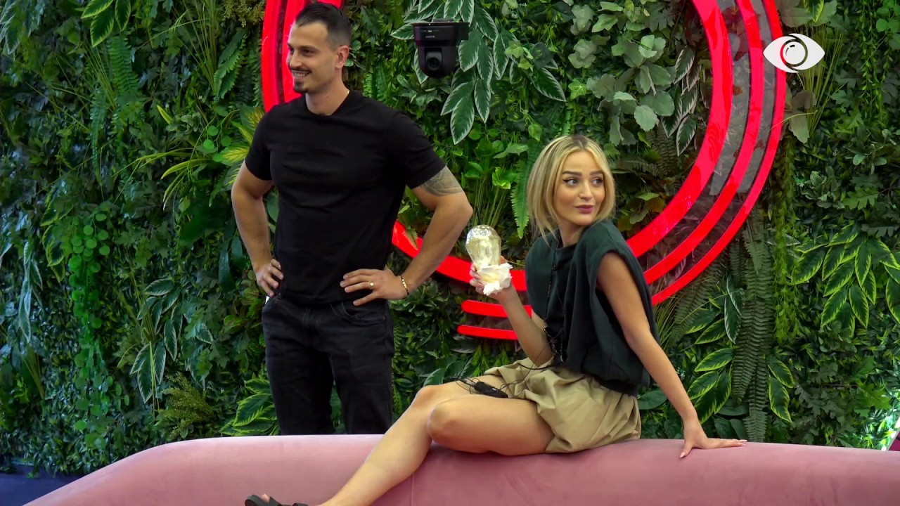 Banorët ndjekin promon e finales në monitor