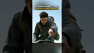 O garoto parou o urso com sua adaga mágica