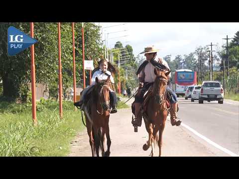 Viaja a caballo con su nieta hacia Lules para celebrar a la Virgen