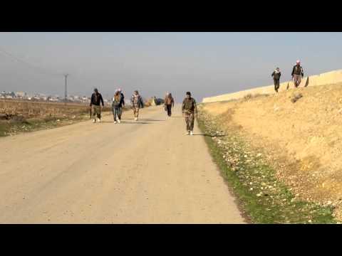 لواء رمضان باشا شلاش بالاشتراك مع لواء درع الأمة بقومون بالتجهيز لضرب حاجز المقص في مدينة الرقة