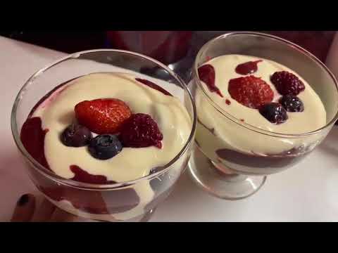 Mascarpone cream dessert with fruits || Mascarpone Creme mit Früchten