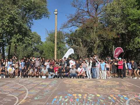 Celebraron el día del estudiante en Campo Quijano con pintado de murales, banderazo, bailes y música