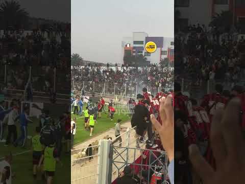 عاجل: شغب جماهيري واقتحام الملعب قبل انطلاق المباراة