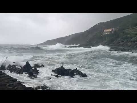 Maltempo Sicilia, le mareggiate in atto ad Aci Castello, Pantelleria e Siracusa: onde altissime!!!