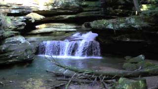 preview picture of video 'Mesmerizing Old Man's Cave Middle Falls, Hocking Hills State Park, Logan, Ohio'