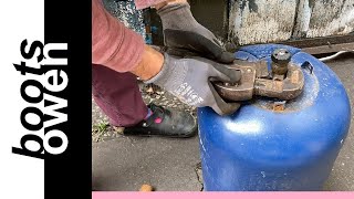 How to safely remove the valve from a gas bottle cylinder