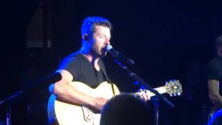 Brett Eldredge sings &quot;Haven&#39;t Met You&quot; live at the Pacific Amphitheatre