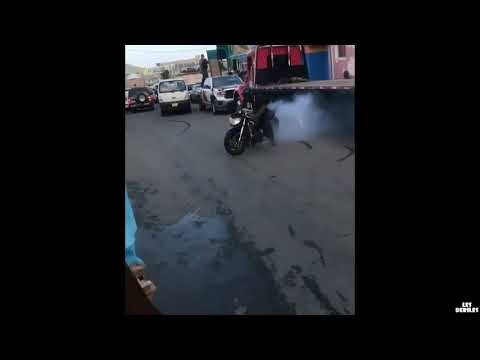 Un abruti fait le kéké avec sa moto