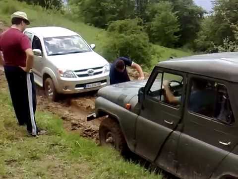UAZ vs TOYOTA Hilux - mud troubles