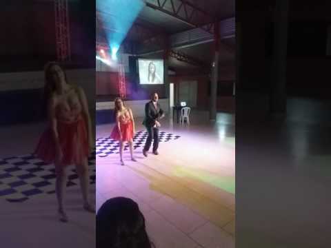 Pai surpreende na valsa maluca com a filha.