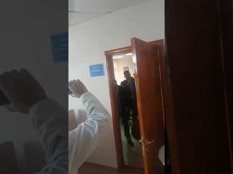 "Почему замуровали Кравченко?". В Якутии адвокат выбил дверь в кабинете директора НПЦ "Фтизиатрия" во время следственных действий "Почему замуровали Кравченко?". В Якутии адвокат выбил дверь в кабинете директора НПЦ "Фтизиатрия" во время следственных действий