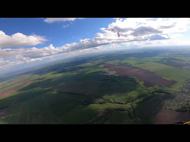 В небе рядом с Казанью парашютисты развернули триколор в честь Дня России