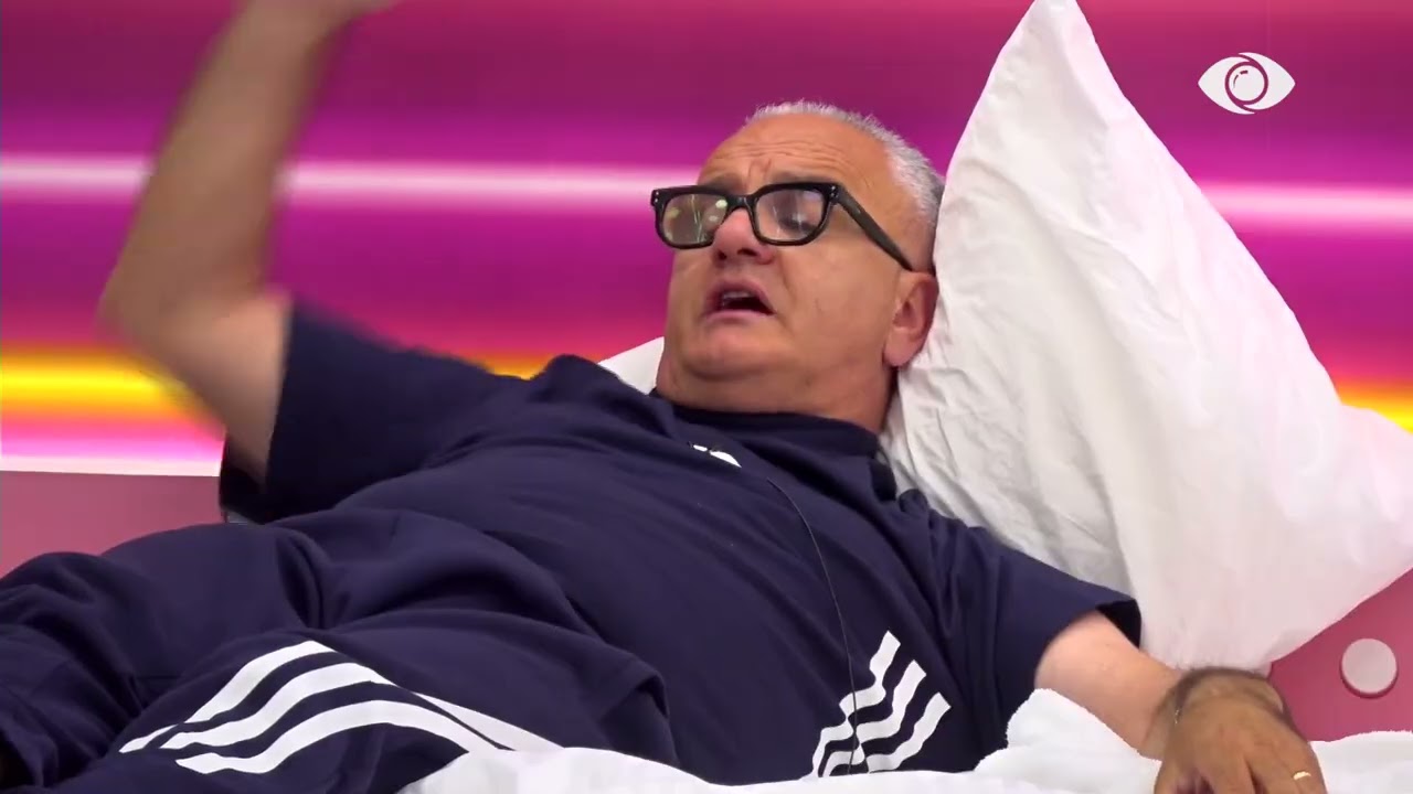 Miri dhe Shëndriti bisedojnë së bashku te dhoma e librarisë