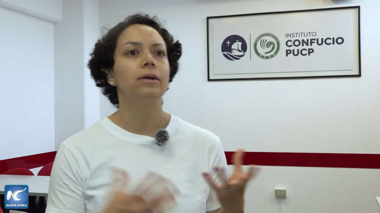 Niños peruanos aprenden colores en chino durante creación de collage navideño