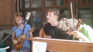 Video The Travelling Twisted Trio - Ooh La La