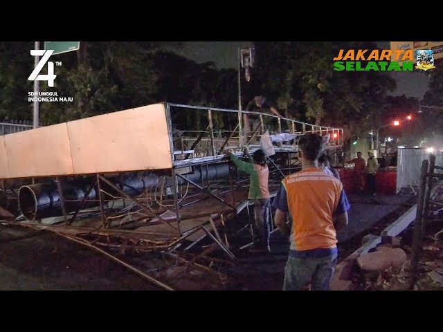 Papan Reklame di Kawasan Kemang di Bongkar 