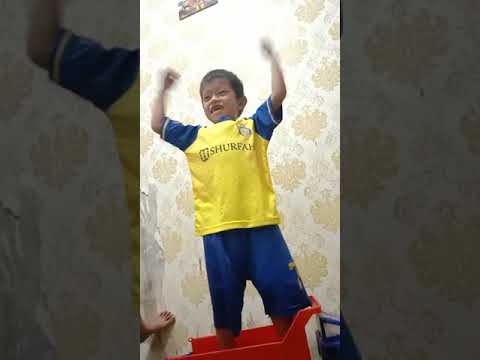 Hampir jatoh memey lompat.rama ompong