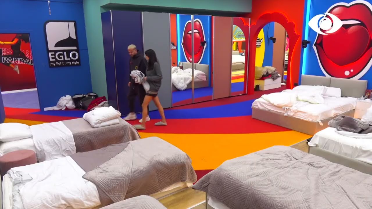 Jori pa veshjet e saj, Luizi i tregon garderobën për t’i dhënë rrobat e tij