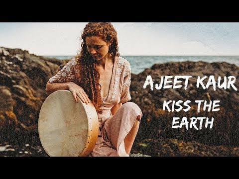 Ajeet Kaur - Kiss the Earth - La Luna