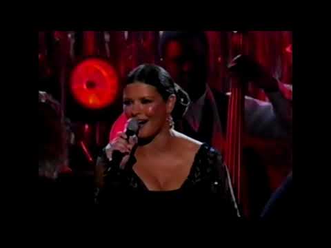 Catherine Zeta-Jones and Queen Latifah - I Move On (Live Oscars 2003)